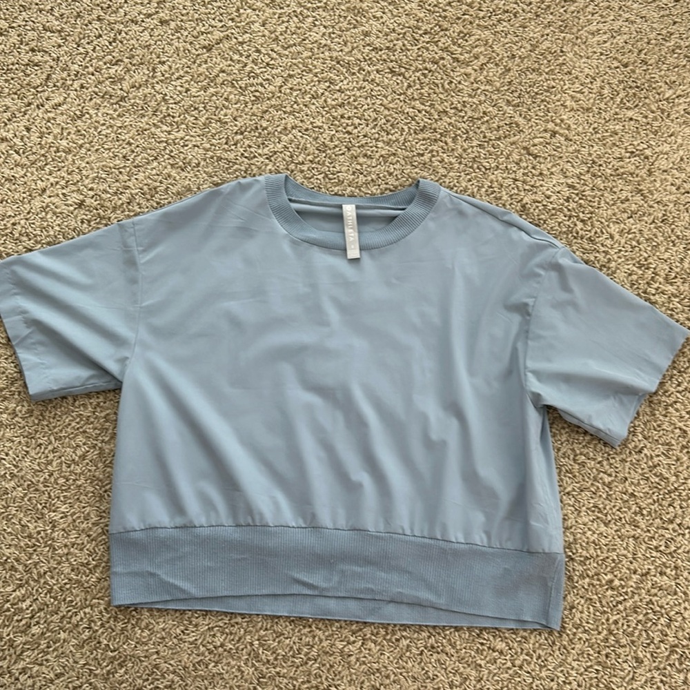 Athleta cropped athletic shirt